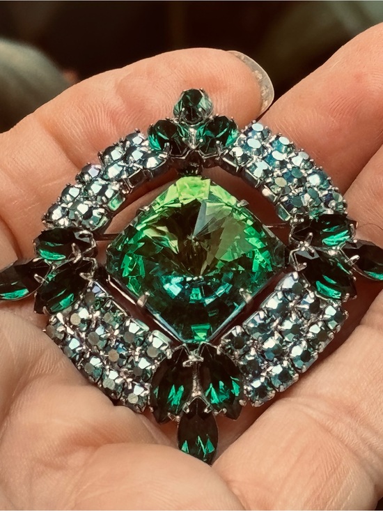 Vintage Jewelry - Emerald Green Rhinestone Brooch